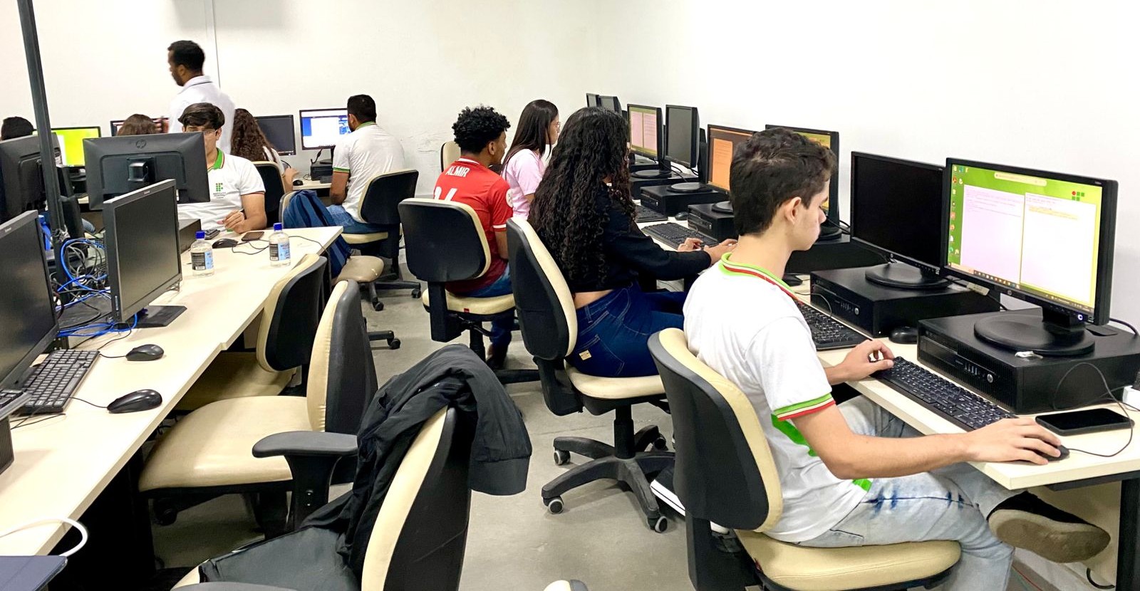 Alunos participando de um workshop